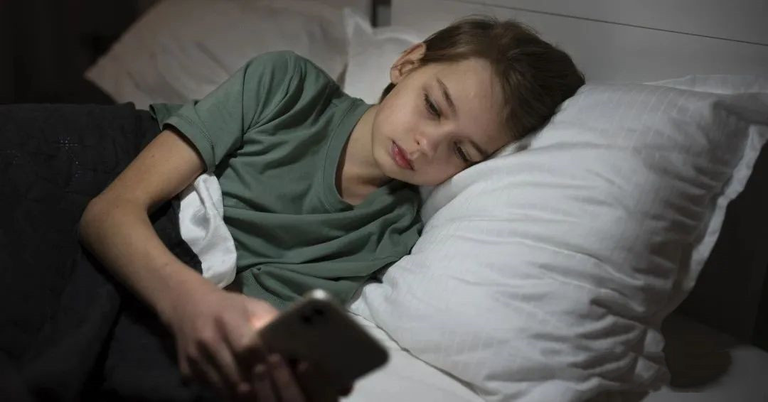 暑期警惕青少年手机成瘾，家长应如何正确引导？